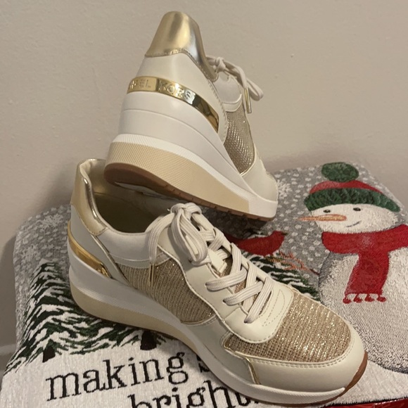 Sneakers - Picture 2 of 3